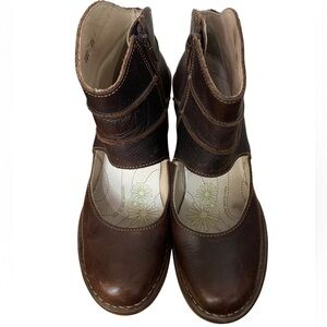 Caminar Por La Vida Cut Out Ankle Boot